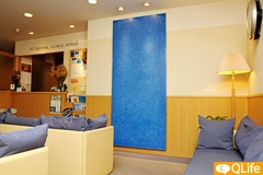 待合室で印象的なのが波を描いたような青いパネル。内装業者が手作りしてくれたそうだ。