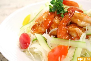 杜仲茶エビチリ