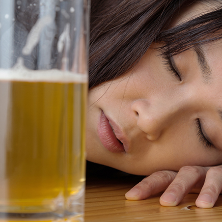 もしかしたら私も?お酒好きでは済まされない「隠れアルコール依存症」とは